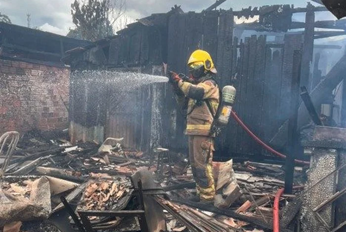 Quatro pessoas ficam feridas após incêndio em duas casas em Santa Rosa