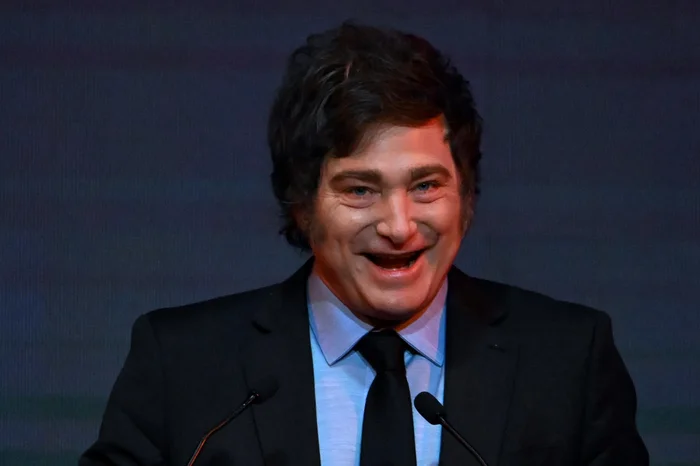 Jornada de até 12 horas, férias fracionadas e mais: entenda a reforma trabalhista proposta por Milei na Argentina