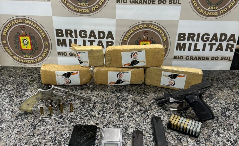 Brigada Militar prende dois por tráfico e porte ilegal de arma em Santo Ângelo