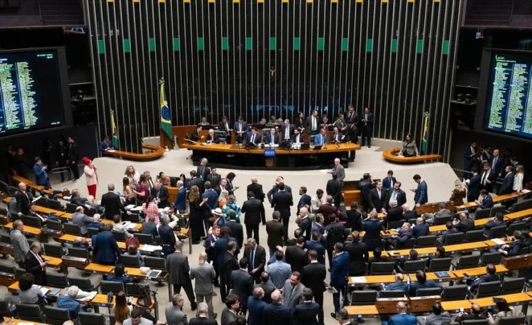 Câmara aprova novo “penduricalho” e salários podem chegar a R$ 77 mil