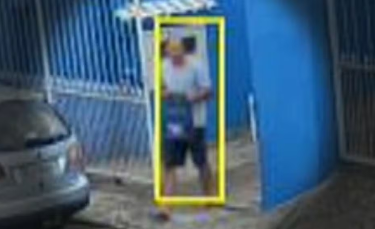 Câmeras registram suspeito entrando na casa de família desaparecida em Cachoeirinha