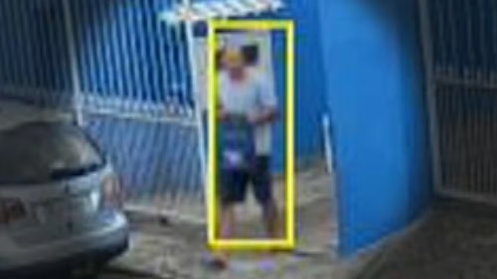 Câmeras registram suspeito entrando na casa de família desaparecida em Cachoeirinha