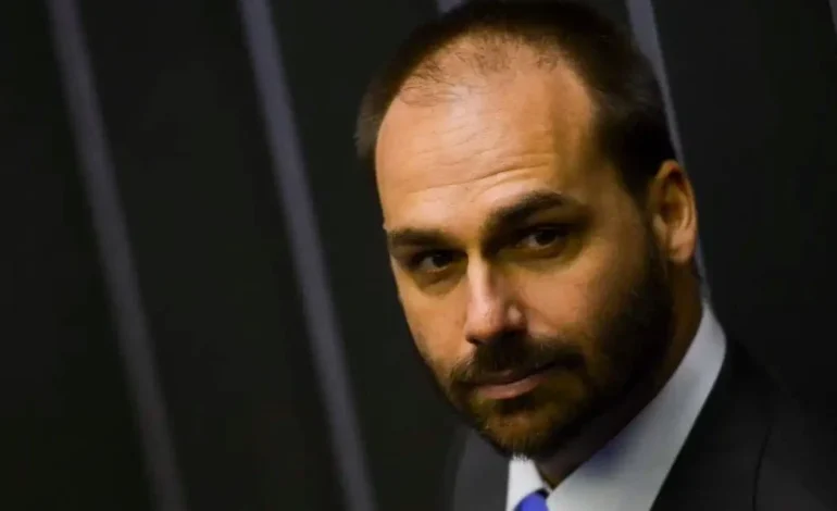 STF formaliza ação penal que torna Eduardo Bolsonaro réu por obstrução na trama golpista