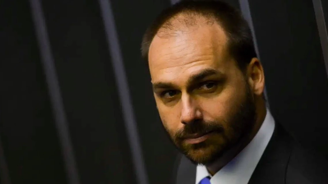 STF formaliza ação penal que torna Eduardo Bolsonaro réu por obstrução na trama golpista