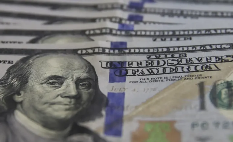 Dólar cai para o menor valor em 21 meses, e bolsa bate recorde