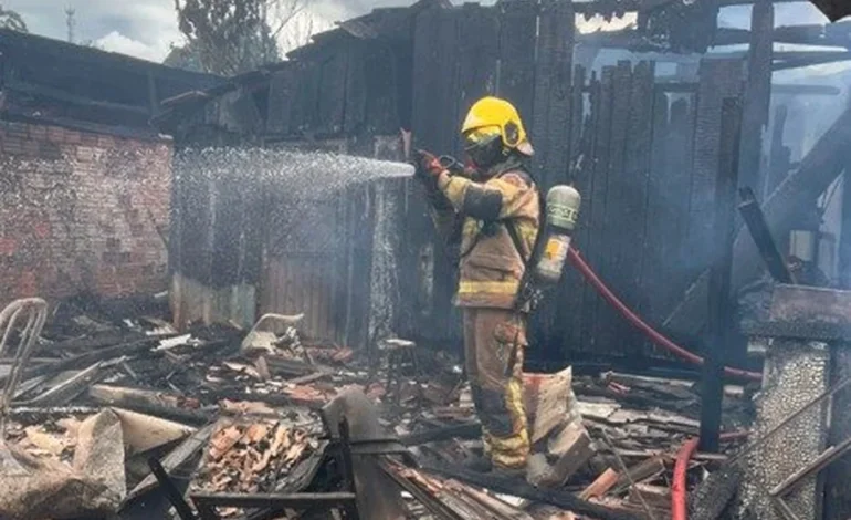 Idoso com 80% do corpo queimado é transferido para Porto Alegre após incêndio em casas de Santa Rosa
