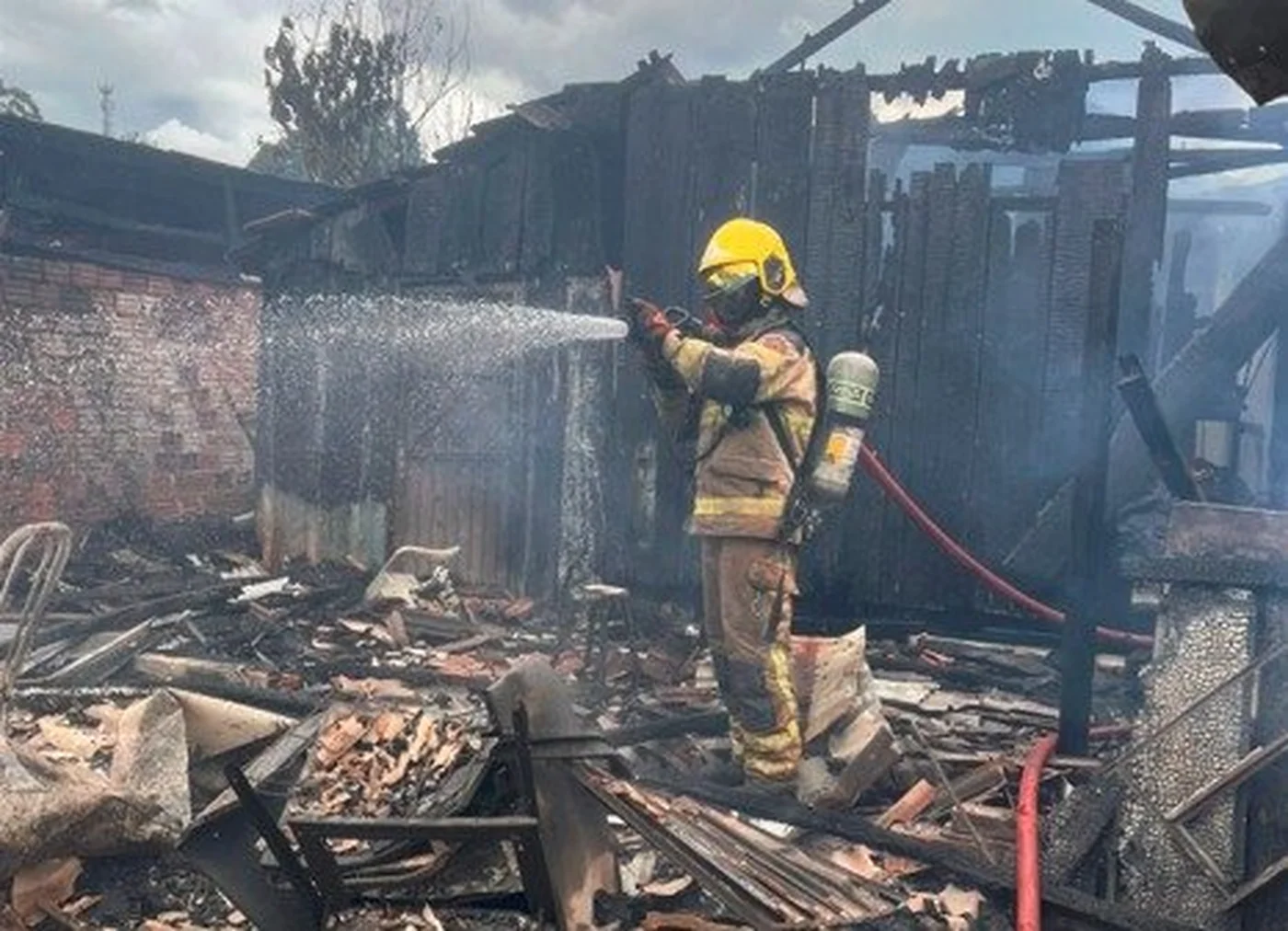 Idoso com 80% do corpo queimado é transferido para Porto Alegre após incêndio em casas de Santa Rosa