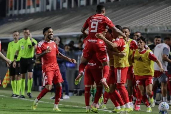 Inter bate o Santos fora de casa e vence a primeira no Brasileirão