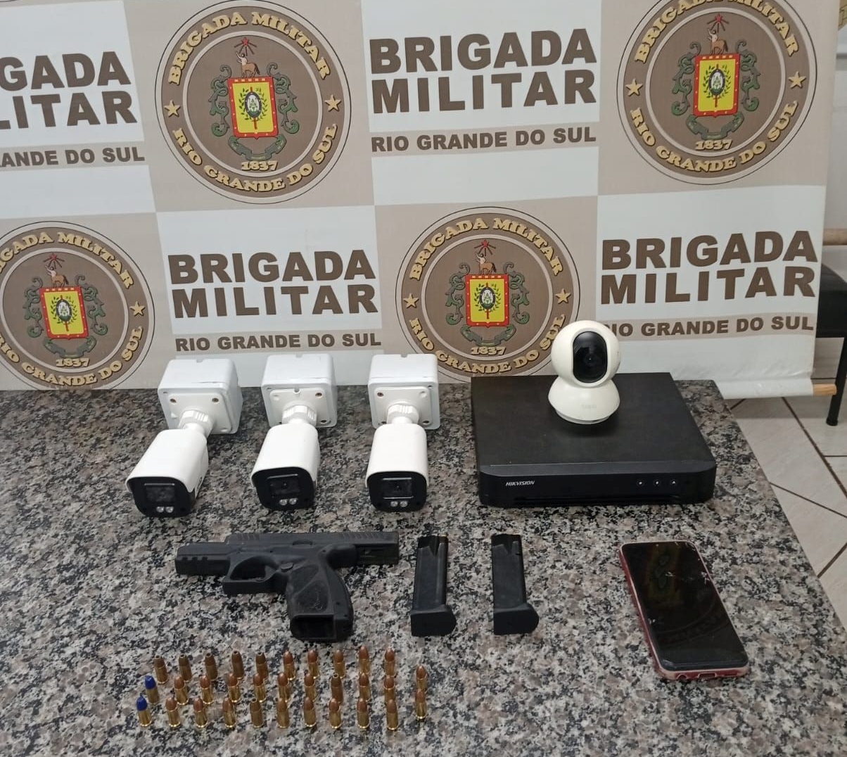 BM prende homem por porte ilegal de arma de fogo de uso restrito no bairro Harmonia