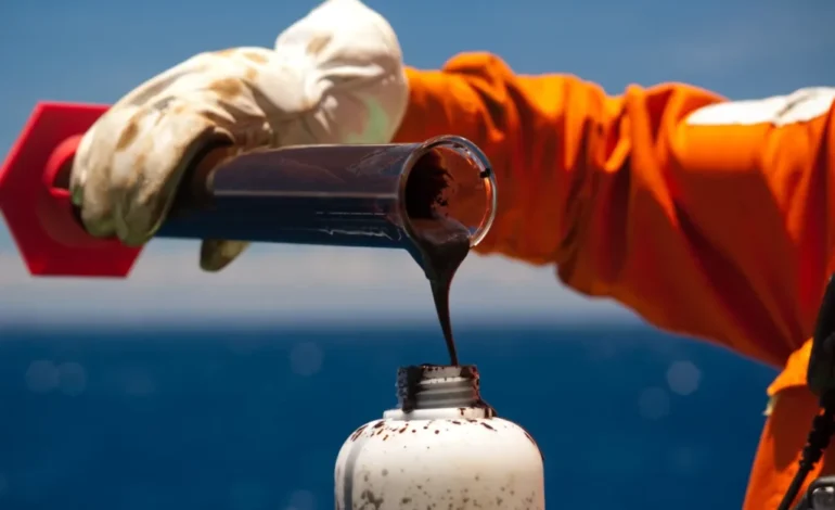 Petróleo dispara após ataque ao Irã e pressionará preço dos combustíveis