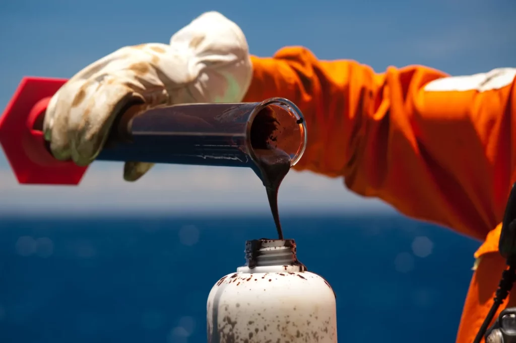 Petróleo dispara após ataque ao Irã e pressionará preço dos combustíveis