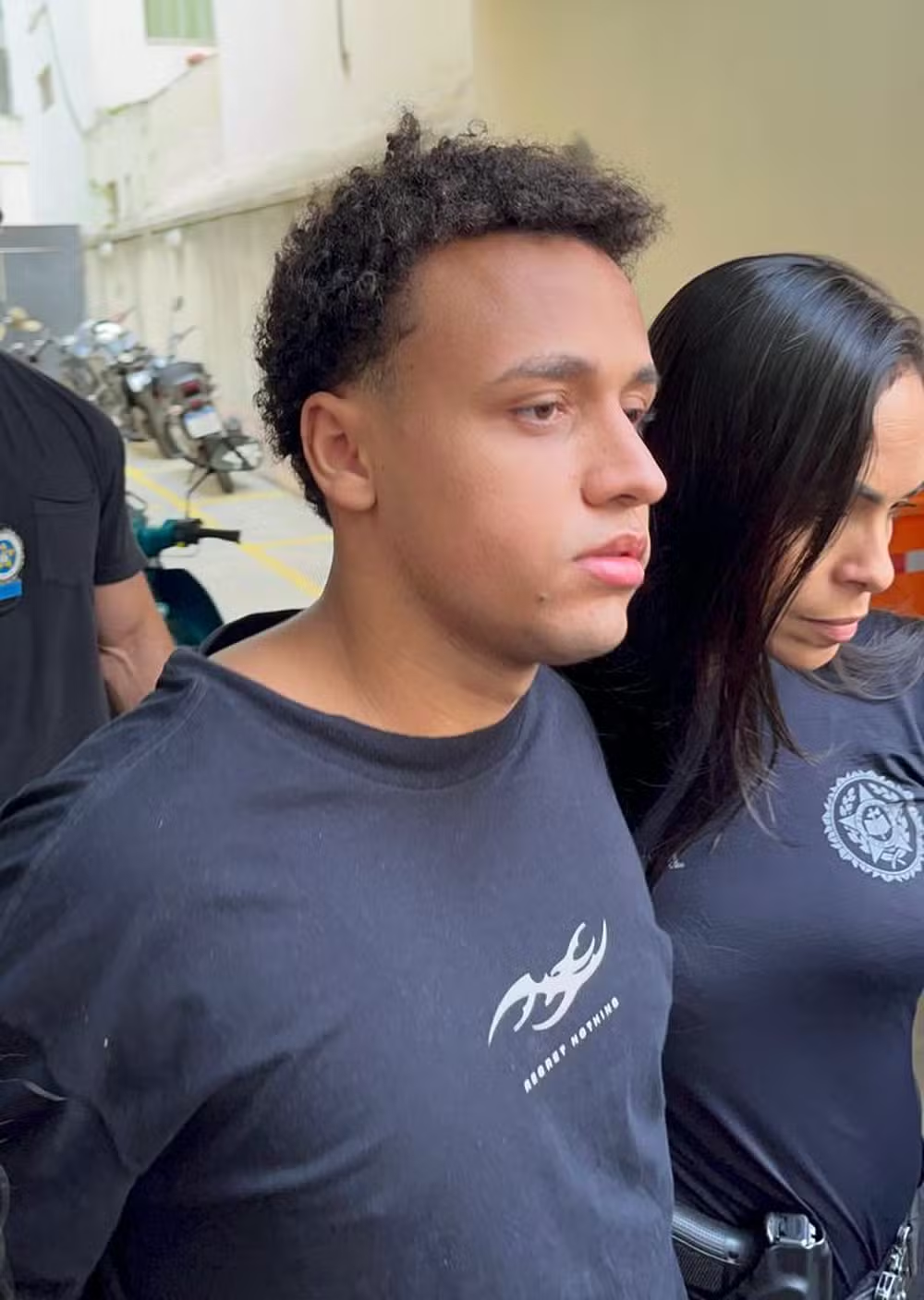 Réu por estupro coletivo em Copacabana se entregou usando camiseta que dizia, em inglês, ‘Não se arrependa de nada’