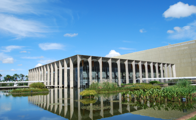 Itamaraty revoga visto de assessor de Trump que viria ao Brasil visitar Bolsonaro