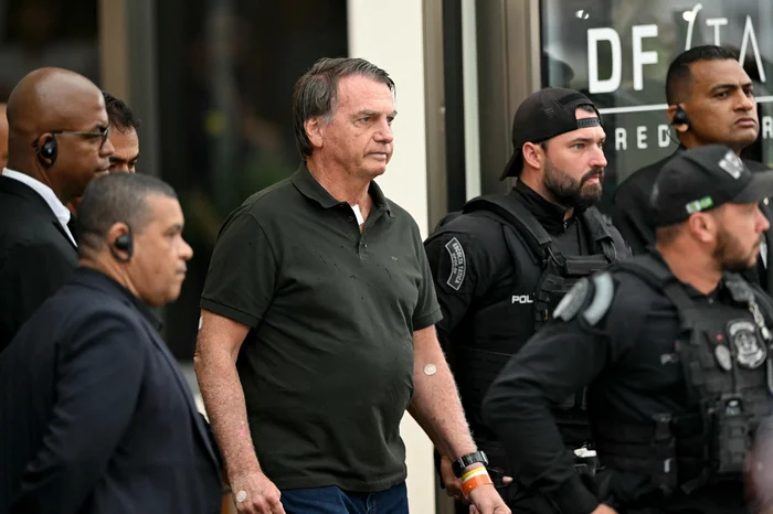 Bolsonaro deixa UTI e é transferido para unidade semi-intensiva em hospital de Brasília