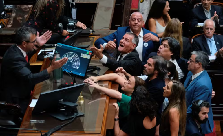 Justiça argentina suspende parte da reforma trabalhista de Javier Milei