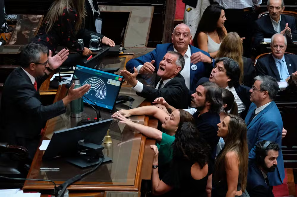 Justiça argentina suspende parte da reforma trabalhista de Javier Milei