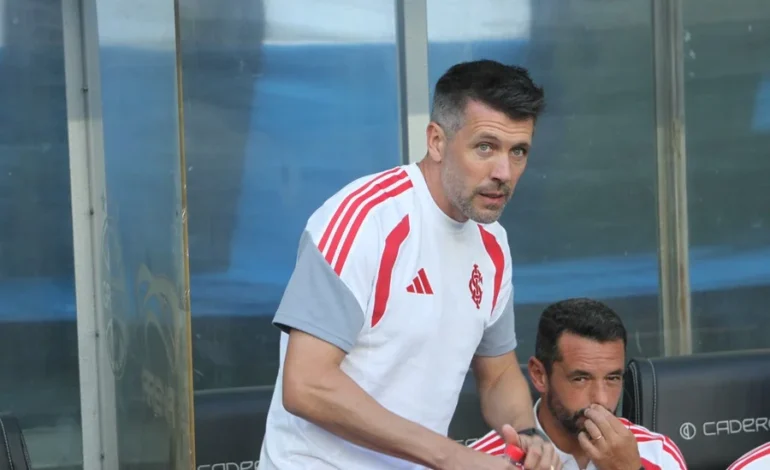Pezzolano dispara contra arbitragem após derrota do Inter: “Um gremista atuando como árbitro de vídeo”