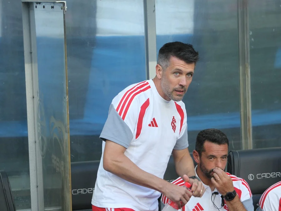 Pezzolano dispara contra arbitragem após derrota do Inter: “Um gremista atuando como árbitro de vídeo”