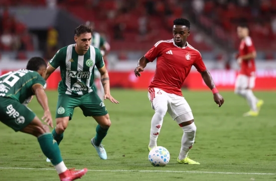 Inter vence Chapecoense e sai da zona do rebaixamento do Brasileirão