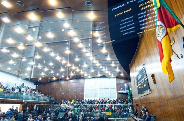 Aprovado reajuste do piso salarial dos professores estaduais