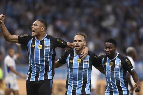 Com um a mais, Grêmio vence o Confiança e larga em vantagem na Copa do Brasil