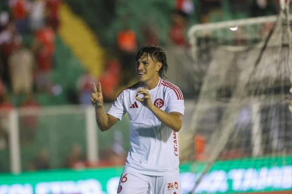 Inter vence Athletic de virada e larga em vantagem na Copa do Brasil