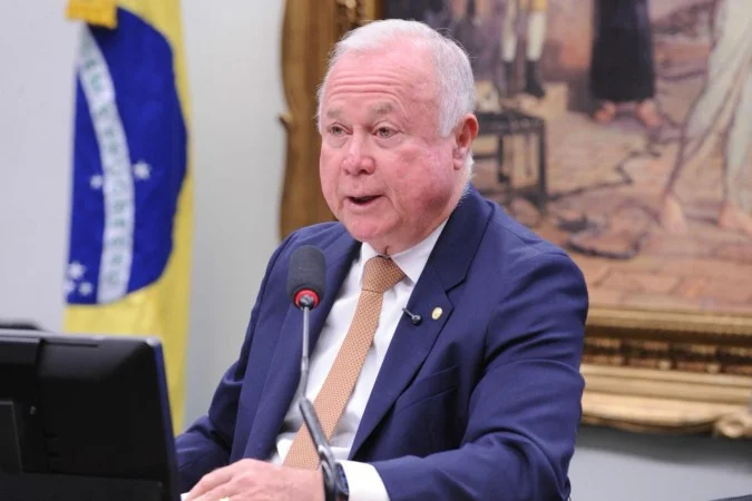 Relator na CCJ lê parecer favorável a PECs que acabam com escala 6×1; pedido de vista da oposição adia votação