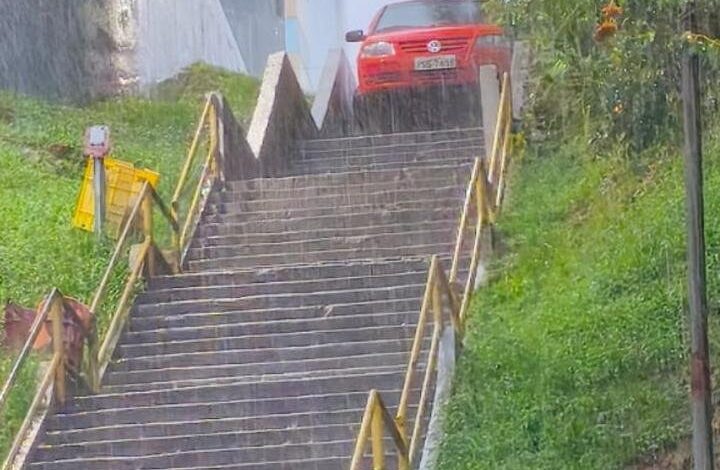 Motorista erra caminho durante temporal e veículo cai em escadaria de Erechim