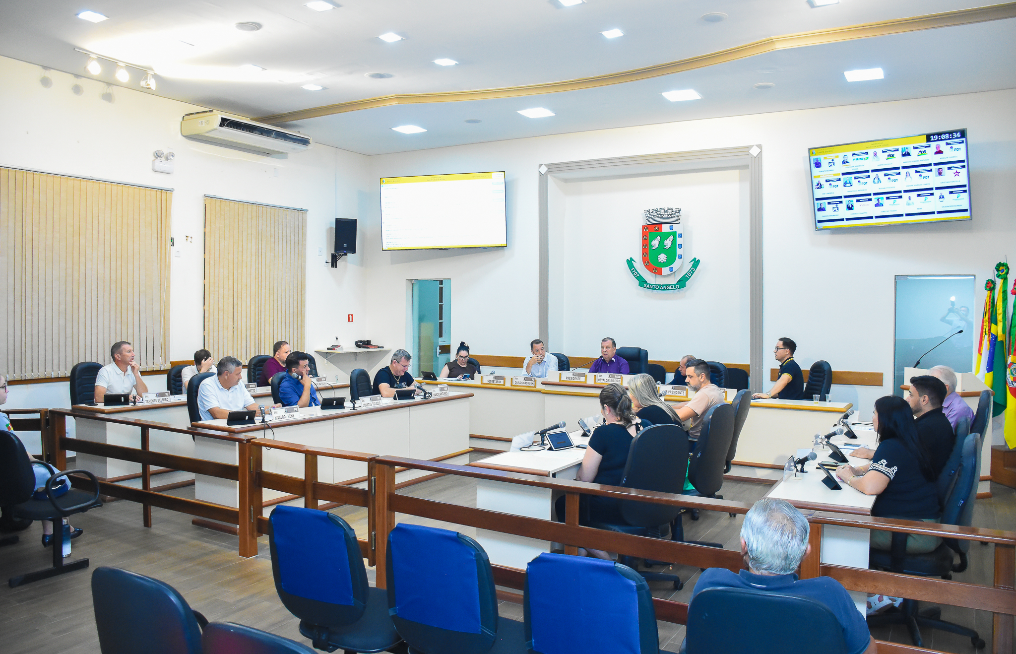 Câmara de Santo Ângelo aprova contratações para o PIM e unificação de idade da frota escolar