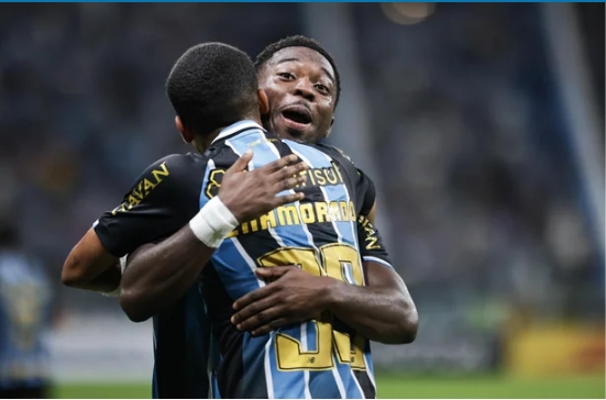Com gol de Amuzu, Grêmio supera Riestra e vence a primeira na Sul-Americana