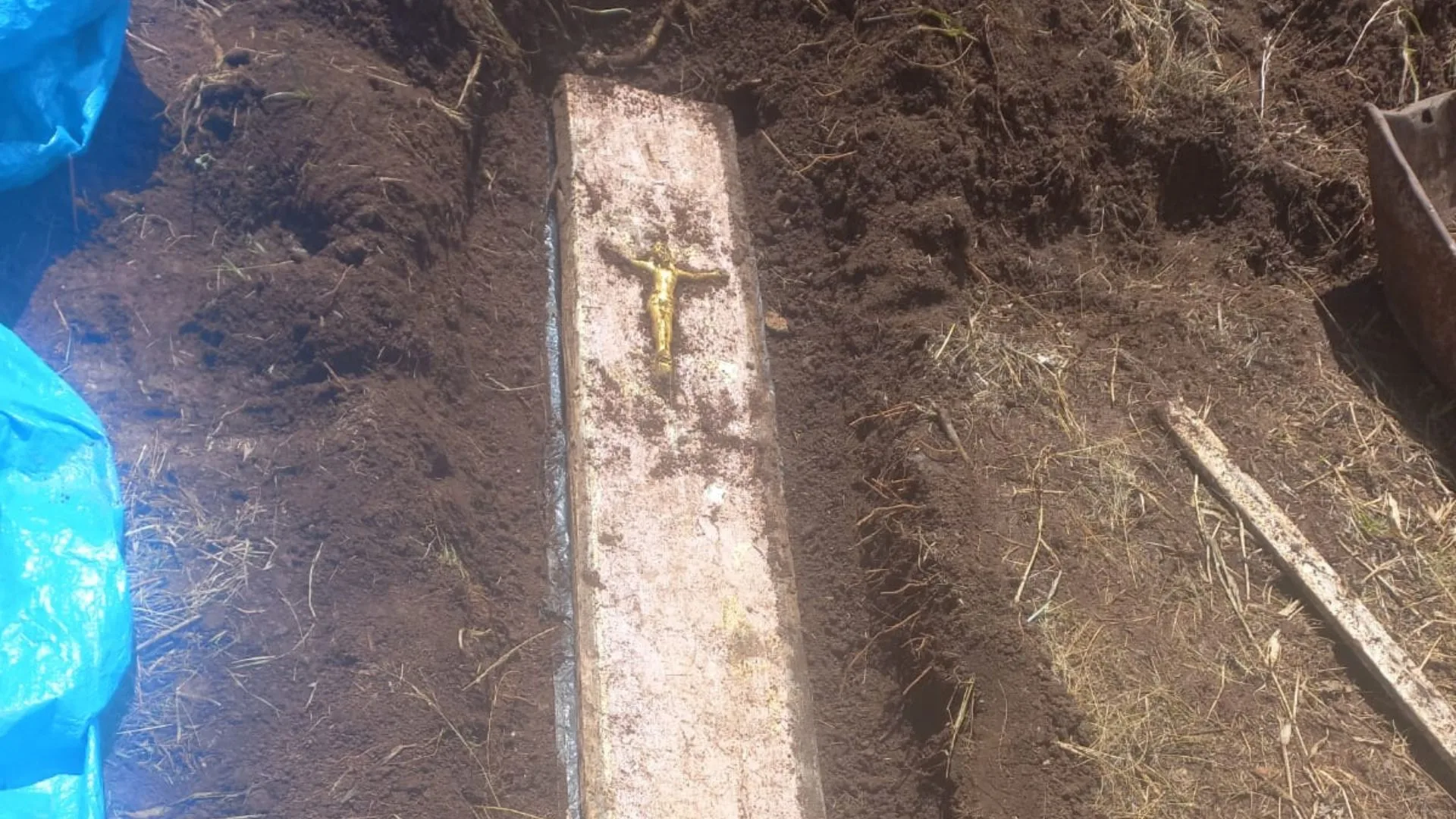 Homem aluga casa e acha ossada humana no quintal em SC