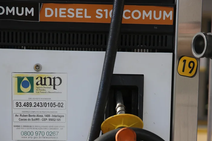 Governo anuncia pacote para conter alta dos combustíveis e prevê subsídios ao diesel, gás e aviação