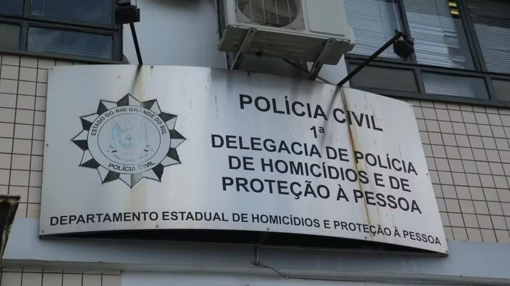 Crianças encontram ossada humana enquanto jogavam futebol em Porto Alegre