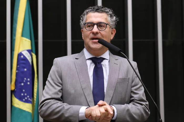 Presidente de comissão diz que fim da escala 6×1 pode beneficiar também jornadas 12×36