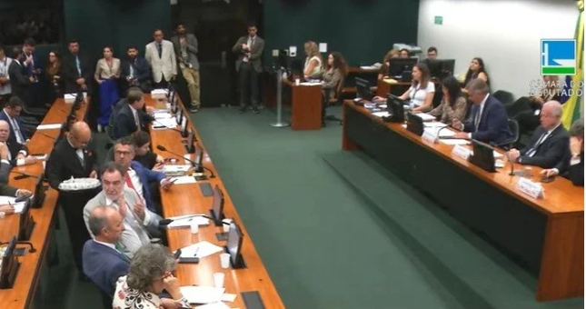 Escala 6×1: projeto que reduz jornada de trabalho avança na Câmara