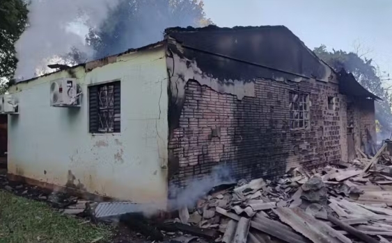 Pai que deixou menina de 6 anos sozinha em casa é indiciado por homicídio culposo após filha morrer em incêndio em Chiapeta