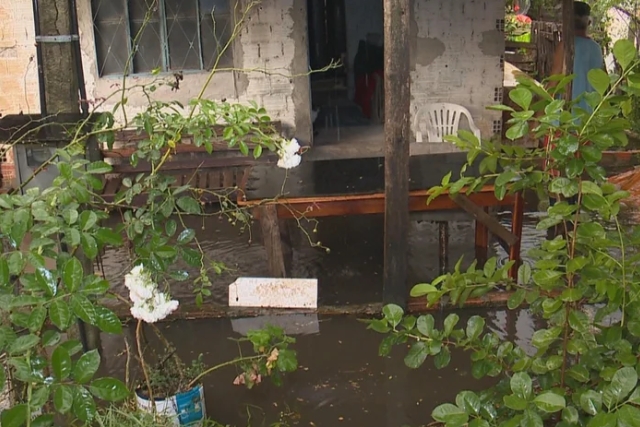 Chuva causa destelhamentos e queda de granizo em cidades do centro do Estado
