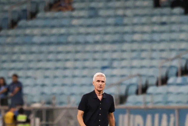 Luís Castro mexe na escalação do Grêmio e aposta em novo meio de campo