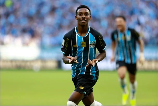 Grêmio vence o Coritiba e sobe na tabela do Brasileirão