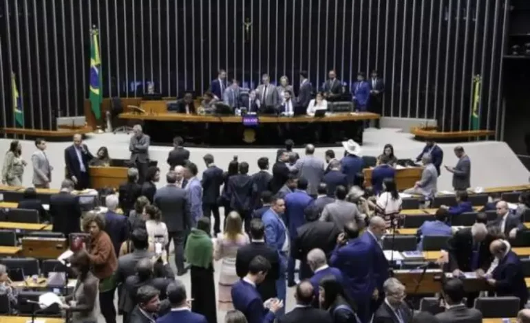 Veja os 15 deputados gaúchos que assinaram emenda que trava o fim da escala 6×1