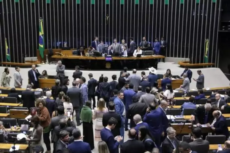 Veja os 15 deputados gaúchos que assinaram emenda que trava o fim da escala 6×1