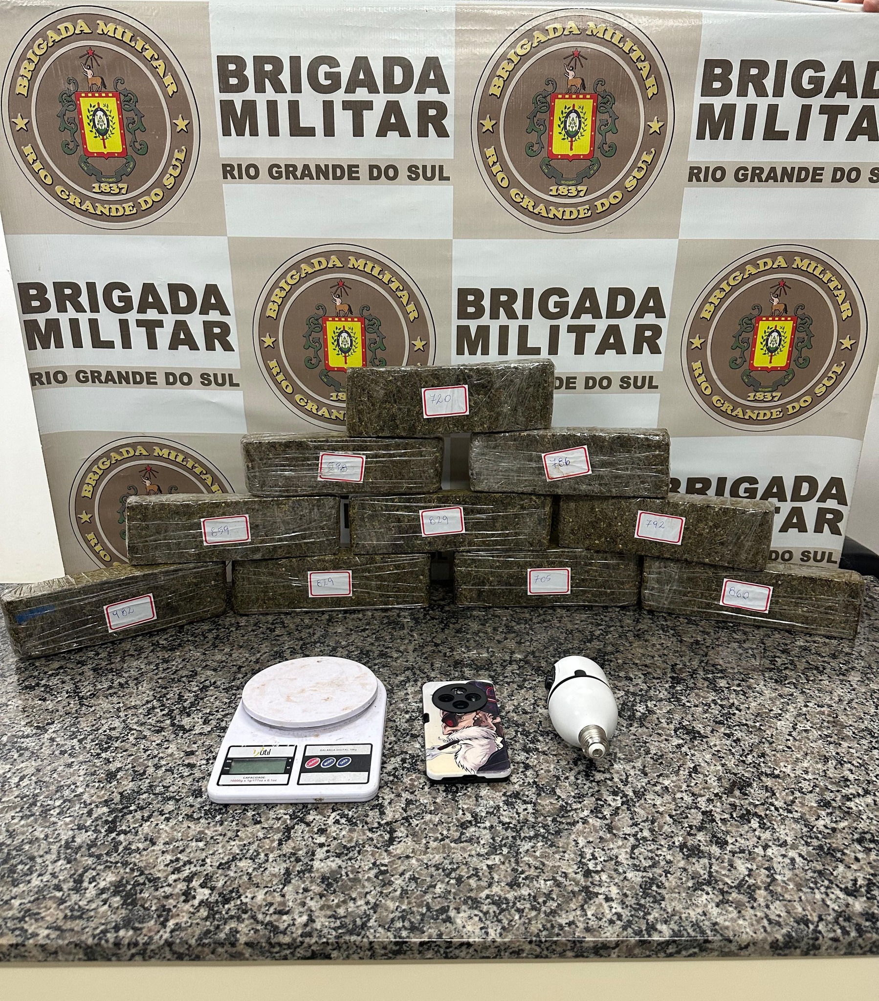 BM apreende 10 tijolos de maconha em Santo Ângelo