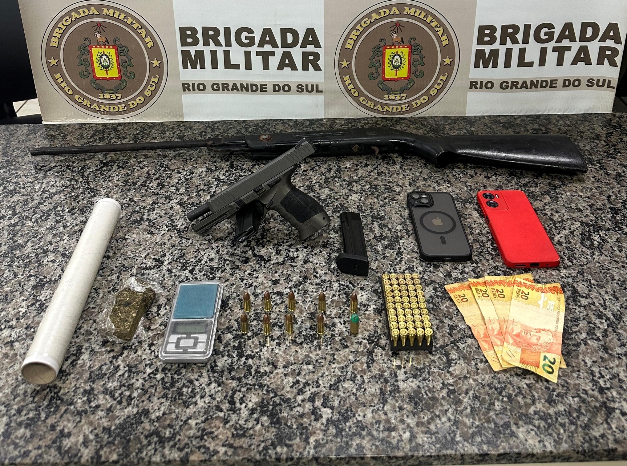 BM prende dupla por tráfico de drogas e porte irregular de arma de fogo em Santo Ângelo