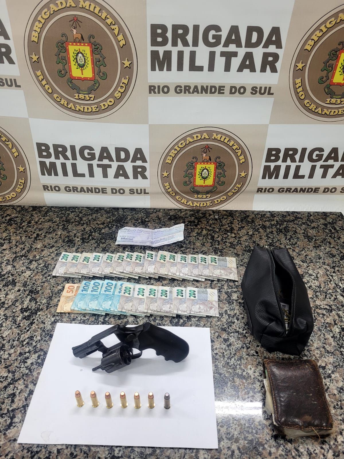 BM prende dupla por tráfico de drogas e porte irregular de arma de fogo em Santo Ângelo