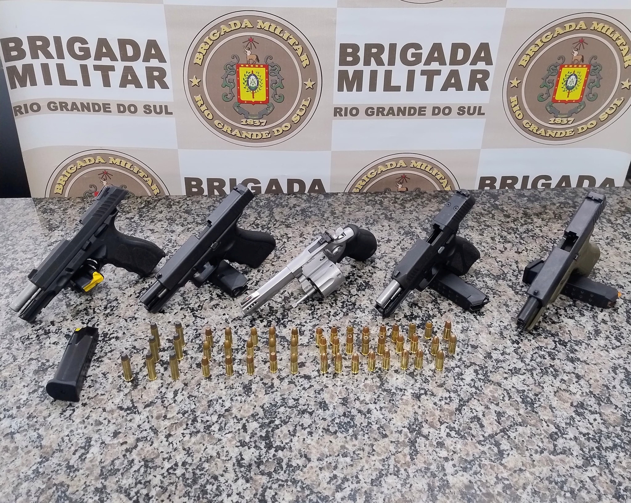 BM de Santo Ângelo realiza prisão de armas de uso restrito em Giruá