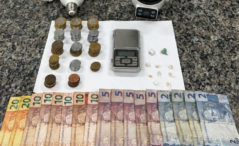 Mulher é presa por tráfico de drogas no bairro Neri Cavalheiro