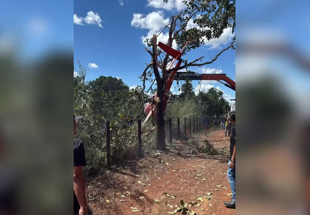 Helicóptero da dupla Henrique e Juliano cai em fazenda no Tocantins