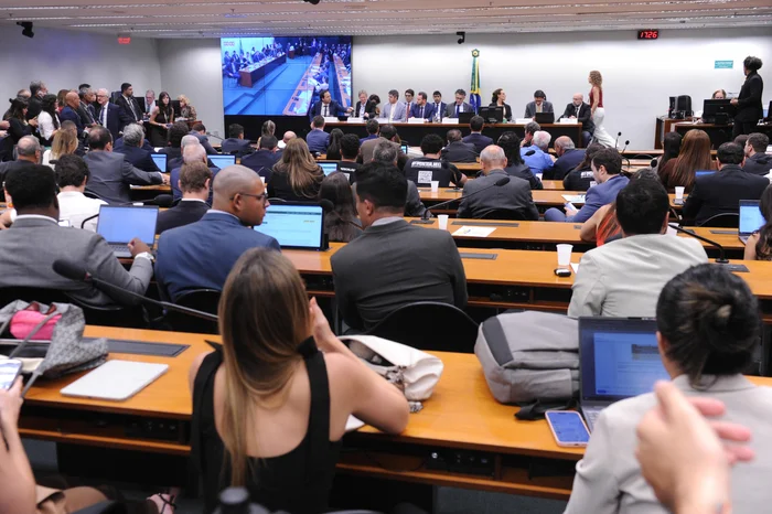 Câmara vai enxugar PEC sobre fim da escala 6×1; pontos polêmicos serão negociados dentro de projeto do governo