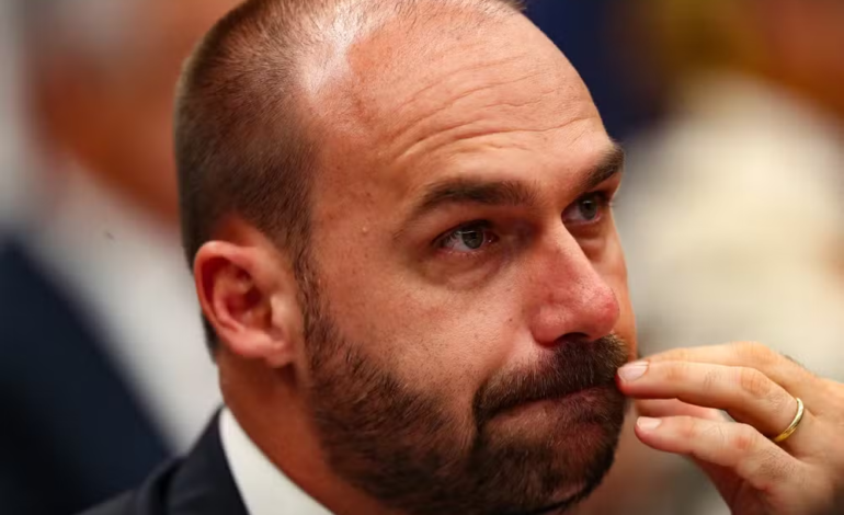 Contrato aponta Eduardo Bolsonaro como produtor-executivo de filme sobre Jair Bolsonaro