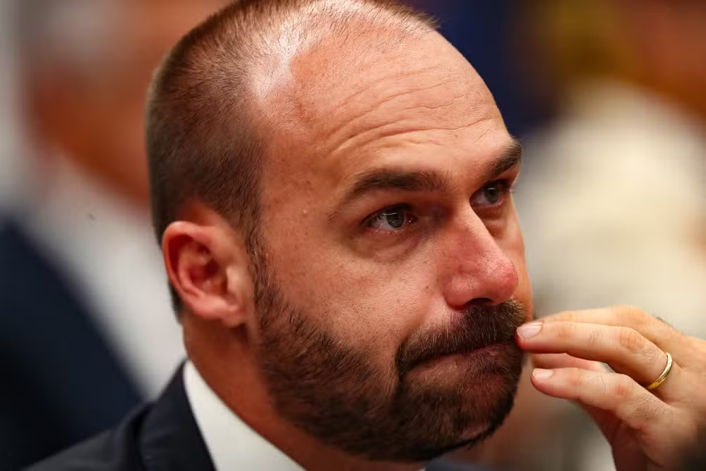 Contrato aponta Eduardo Bolsonaro como produtor-executivo de filme sobre Jair Bolsonaro